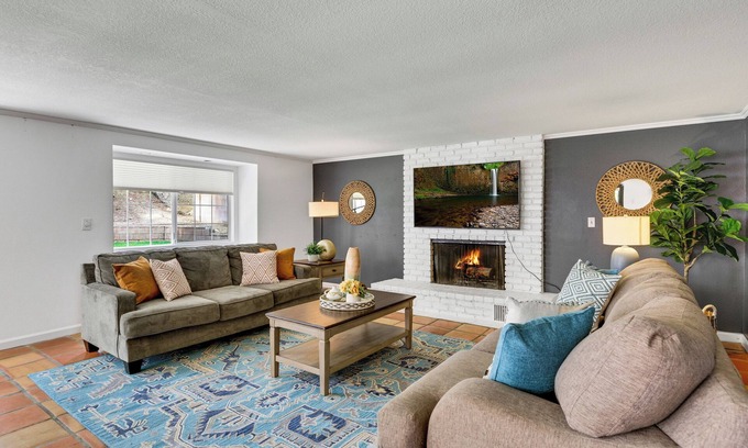 Canyon Country House | Stylist Haven/Retreat/near Six Flag and Universal Studio.
