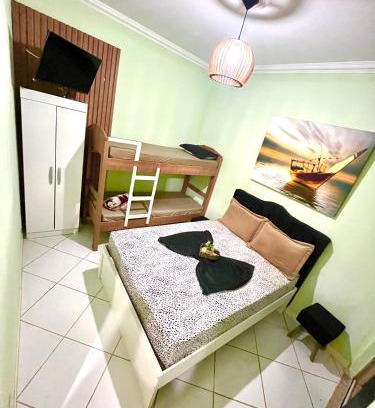 Sao Cristovao Hotel | Suíte 21 com tv, frigobar, mesa de trabalho, decorada e banheiro privativo