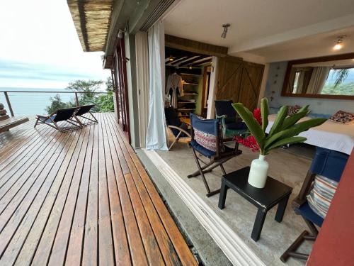 Maresias Villa | Suíte e sala - Vista Barra do Sahy