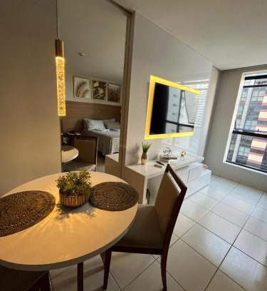 Caminho das Arvores Apartment | Suíte luxo com tela de cinema no América Towers Studio Residence