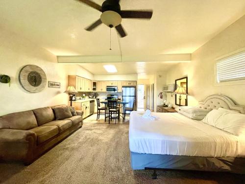 Mount Ida Hotel | SU13, King Studio with kitchenette, lakeview and dining area Hotel Room