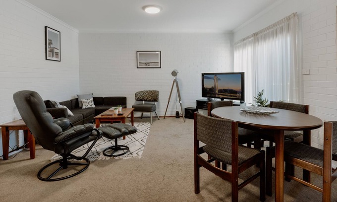 Belconnen House | Suburban 2-Bed Townhouse Short Distance From Shops