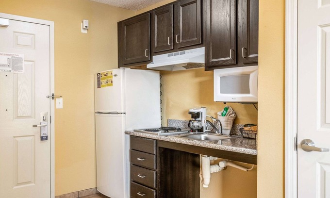 Jacksonville Hotel | Suburban Studios Near Camp Lejeune