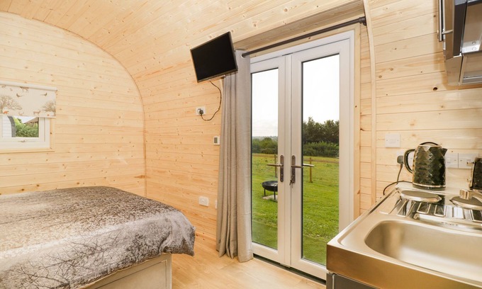 Cross Cottage | SUFFOLK, pet friendly, with hot tub in Axbridge