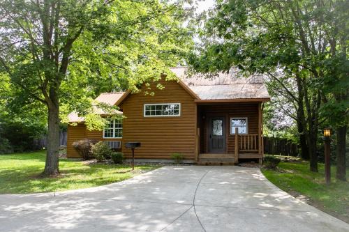 Millersburg House | Sugar Maple Cabin by Amish Country Lodging