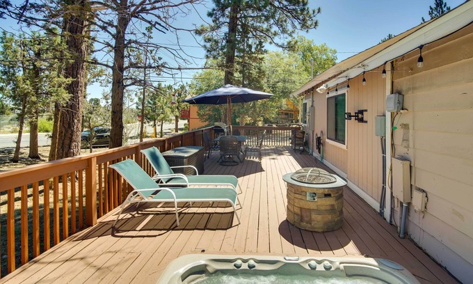 Sugarloaf Cottage | Sugarloaf Cabin w/ Hot Tub ~ 6 Mi to Big Bear