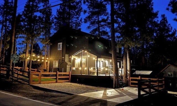 Eagle Mountain Estates Cabin | Sugarpine Retreat - Spacious modern cabin with a hot tub, game room, fire pit, and fenced yard