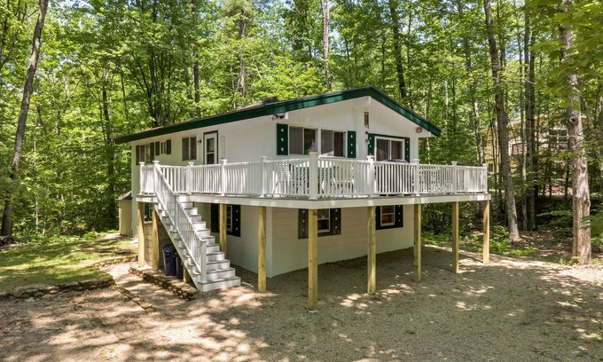 Moultonborough Ski Chalet | Suissevale Chalet sleeps 8 just a short walk to the beach
