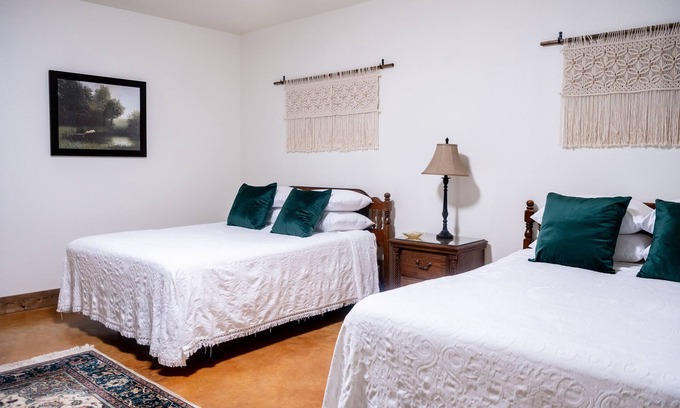 Brenham Apartment | Suite #10 - 73 Acres - Horse Oasis - Queen Beds - 10min to RoundTop