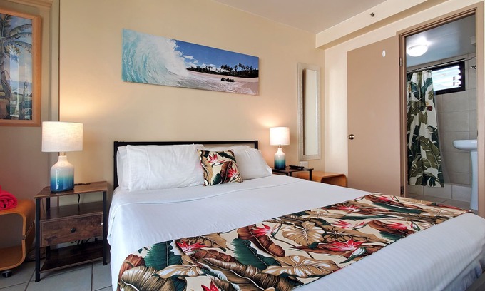 Waikiki Apartment | Suite 422 at the Waikiki Grand Hotel® Queen Bed & SofaBed