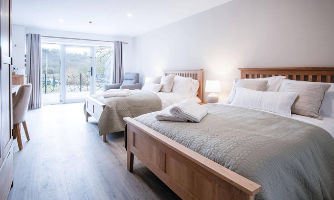 Pen-y-cae Apartment | Suite 8 - Sleeping Giant Hotel - Pen Y Cae Inn