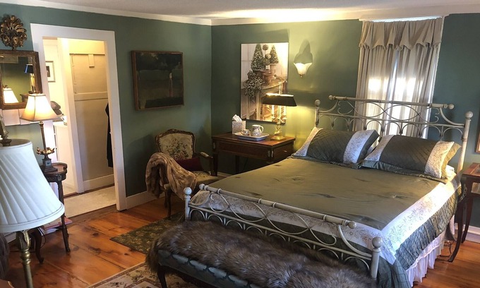 Marion Bed & Breakfast | Suite at Silvershell Inn