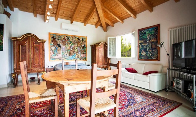 Castel San Pietro Terme Apartment | Suite con letto matrimoniale, angolo cucina, bagno privato.