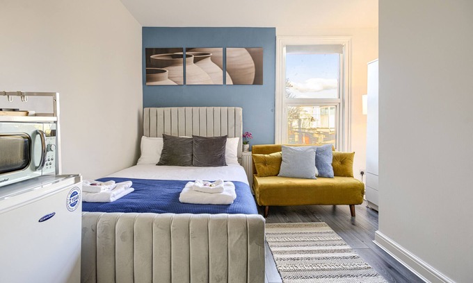 Hackney Central Apartment | Suite-Deluxe-Ensuite-Garden view-8