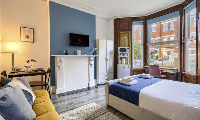 Hackney Central Apartment | Suite-Deluxe-Shared Bathroom-Street View-1