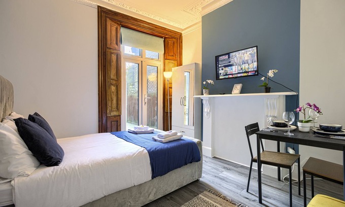 Hackney Central Apartment | Suite-Deluxe-Shared Bathroom-Street View-2