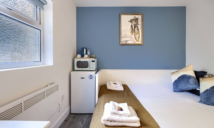 Hackney Central Apartment | Suite-Deluxe-Shared Bathroom-Street View-3