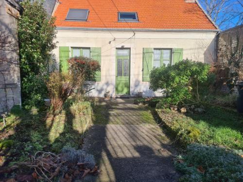Chateauroux Bed & Breakfast | Suite Familiale Privatisée avec Petit Déjeuner, Salon et Chambres au 1er Étage - FR-1-591-396