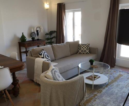 Castelnaudary Apartment | Suite Familiale Saint-Exupéry-Spacieux-Hypercentre-wifi-vélo