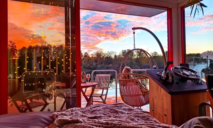 Guernes Boat Rental | Suite Scandinave : Cocon d'amour sur l'eau avec SAUNA (vue) (40' Paris)