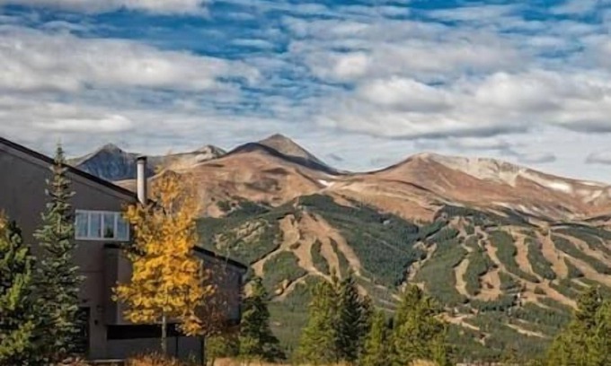 Baldy Mountain Resort | Suite Sleeps 6 | Hot Tub | Lounge | Concierge