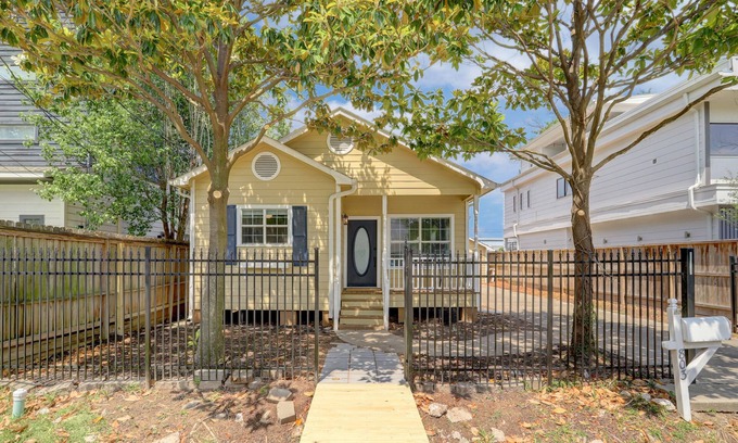 Houston Heights House | SUMMER 2025 - Updated 3/2 with yard, one block from MKT Heights
