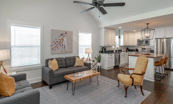 Parker House | Summer Availability! 2/1 Stay in the Art District WestGVL