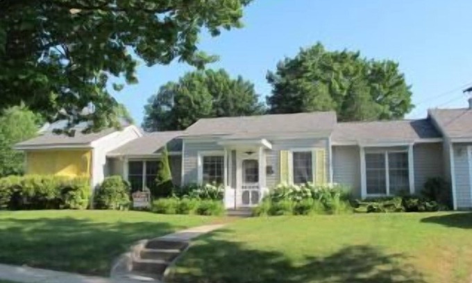 Pentwater House | Summer Breeze - Centrally Located