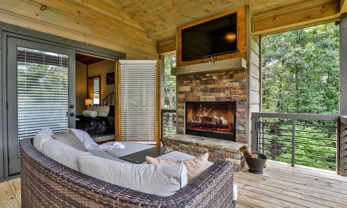 Ellijay Cabin | Summer cabin | Sleeps 8 + Hot Tub!