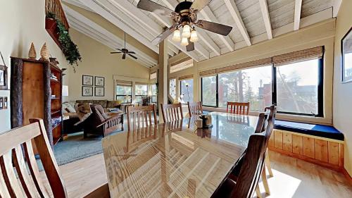 Mammoth Lakes Apartment | Summer Fun - SLOPESIDE 4BR 3BA with 3 Spas, Pool and Sauna - Perfect for Family and Friend Getaways All Year Round 1849 Condos 693 condo