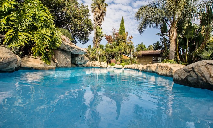 Farrarmere Bed & Breakfast | Summer Garden Guest House - TAI Tambo International Airport