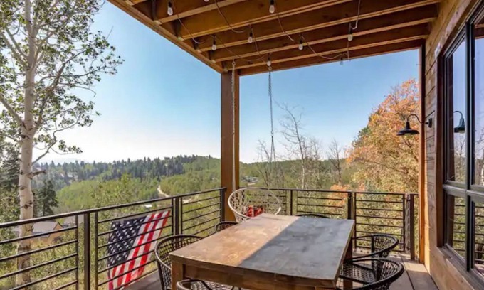 Tollgate Canyon Cabin | Summer getaway in the mountains. A cozy and charming cabin close to Park City!