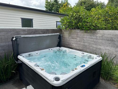 Hamilton House | Summer Holiday 4 bedrooms house in Hamilton with pool and spa