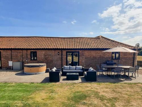 Irstead House | Summer House Stables