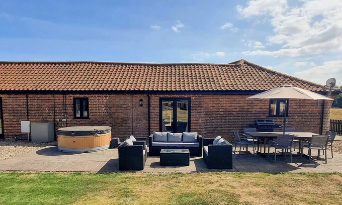 Irstead Cottage | Summer House Stables