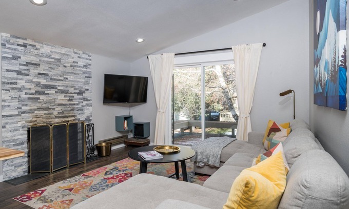 Sun Valley Condo | Summer Stays Available! 2-Bedroom Elkhorn Condo with Shared Pool and Hot Tub