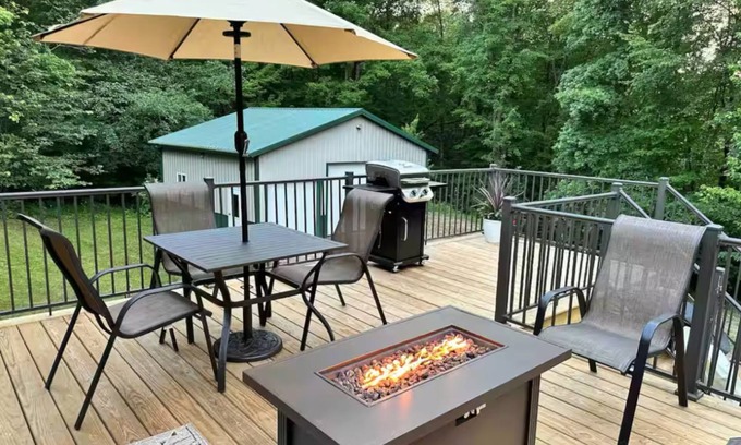 Portage House | Summer Woods Family Retreat w Game Room - Near Devil’s Lake, Mirror Lake & Dells