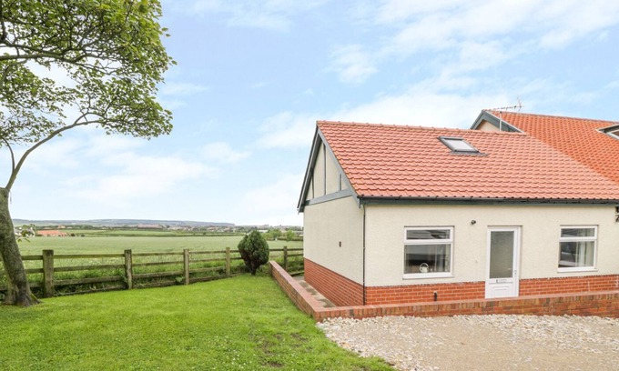 Hawsker Cottage | SUMMERFIELD ANNEXE, family friendly, with a garden in Whitby