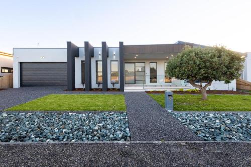 Diamond Beach House | Summerland 8