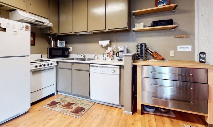 Mammoth Lakes Condo | Summit 258 Pet-Friendly, Comfortable, Great Complex Amenities by RedAwning