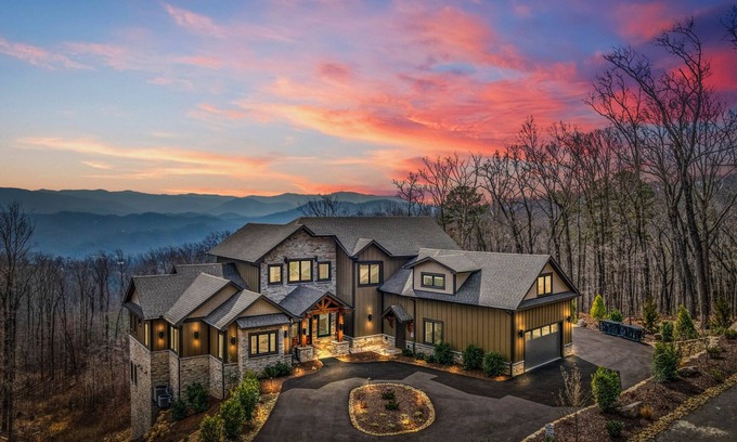 Bluff Mountain Cabin | Summit Swagger ~ Modern Luxury 7BR Home ~ Indoor Pool ~ Game Room