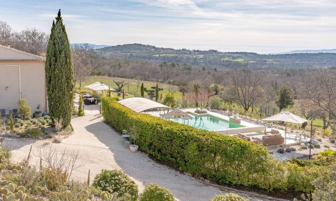 Murs Villa | Sumptuous 5-star bastide with views of the Luberon, swimming pool, garden and Wi-Fi.