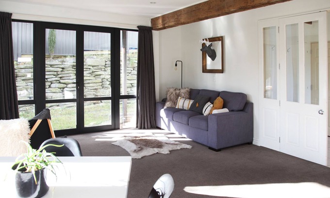 Kelvin Heights Apartment | Sun drenched lakeside harbor