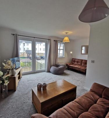 Stockton-on-Tees House | Sun Gardens Retreat- can sleep 10 with 4 Double Beds & 2 sofa beds