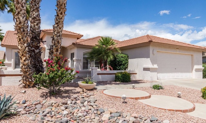Oakwood House | Sun Lakes Oakwood with Putting Green and Golf Cart