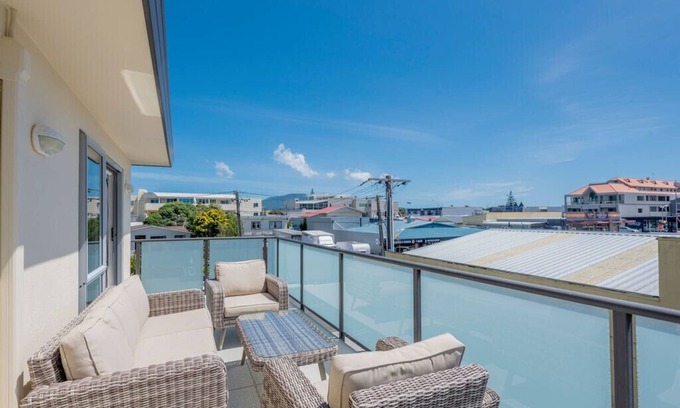 Paraparaumu Cottage | Sun on Seaview - Paraparaumu Beach Holiday Home