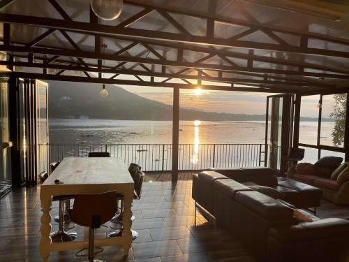 Kosmos Apartment | Sun Room (Studio) on the edge of the Harties dam.