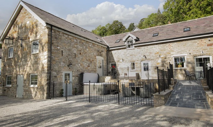 Acrefair Cottage | SUN TREVOR BARN 2, pet friendly, with a garden in Llangollen