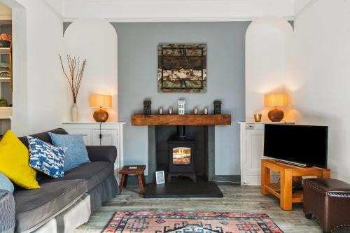 Tenby House | Sunbury Villa - Close to Town and Beaches
