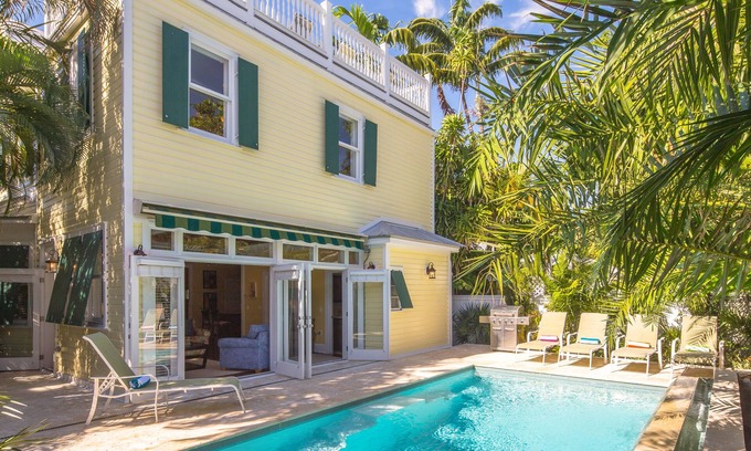 White Street Gallery District House | SUNCATCHER~4 Bedroom, 4 Bathroom in Old Town with Pool!